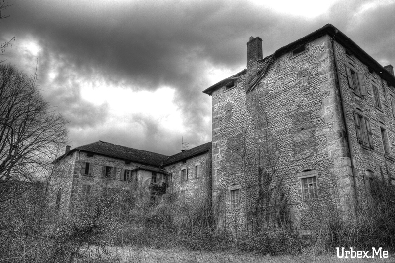 http://urbex.me/uploads/2011/images/1311846557_urbex_le_couvent_hante_01.jpg