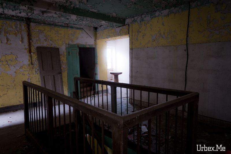 http://urbex.me/uploads/2011/images/1311846662_urbex_le_couvent_hante_07.jpg