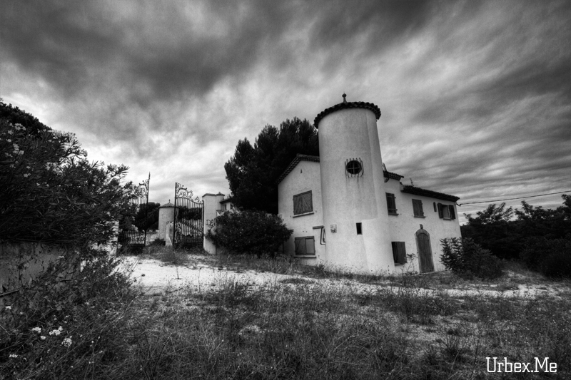 http://urbex.me/uploads/2011/images/1312747564_urbex_la_maison_du_chanteur_02.jpg