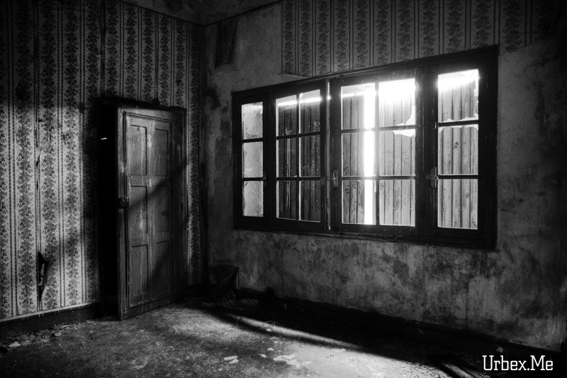 http://urbex.me/uploads/2011/images/1312747628_urbex_la_maison_du_chanteur_03.jpg